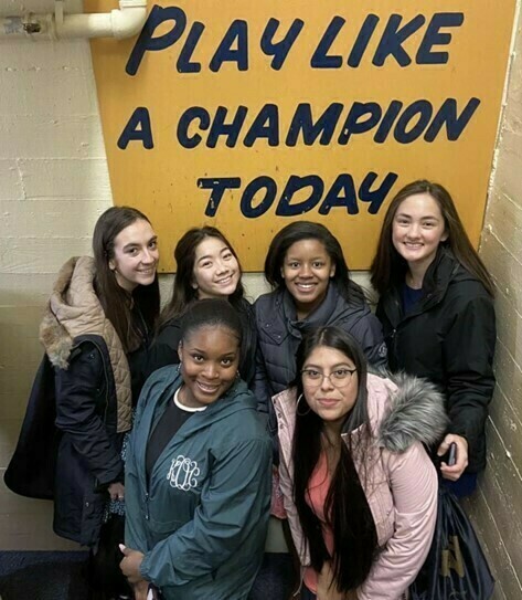 Luzolo Matundu ‘24 and a few other high school seniors at the “Play Like a Champion Today” sign during their college visit to Notre Dame in February 2020.