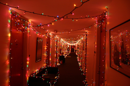 home_design_christmas_decorating_ideas_dorm_room_cooking_for_christmas_in_the_commons_500x332