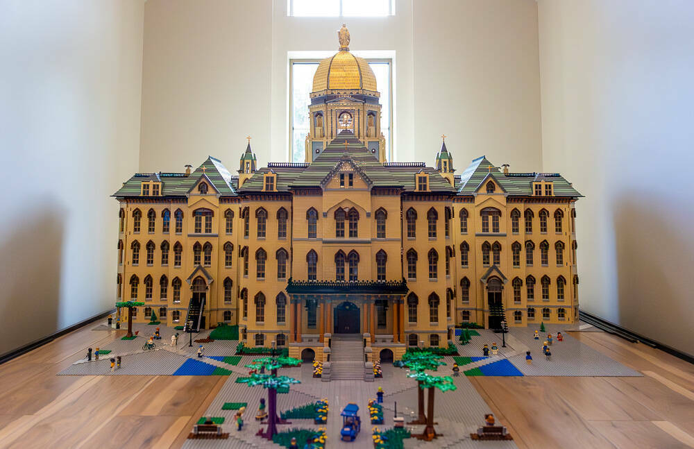 Guvernør frustrerende Torrent Brick by Brick: LEGO Replica of Notre Dame's Main Building Comes to McKenna  Hall | Stories & News | Visit & Engage | Undergraduate Admissions |  University of Notre Dame