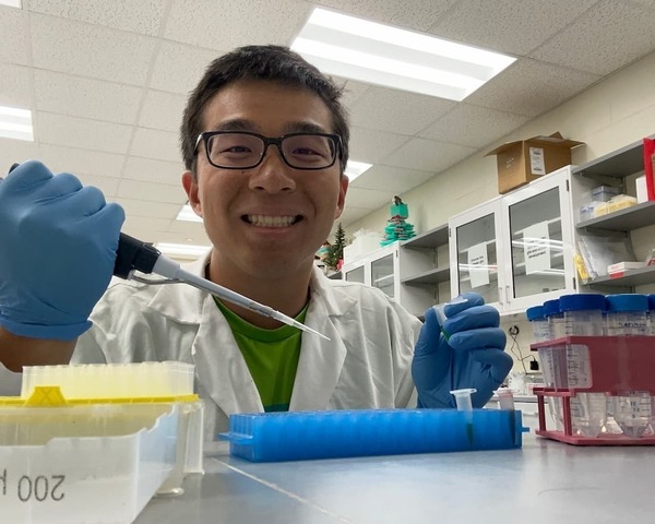 Zachary Koh '26 in a lab at Notre Dame.